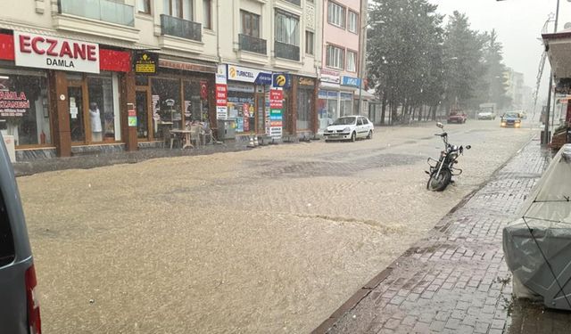 KASTAMONU'DA SAĞANAK YAĞIŞ HAYATI OLUMSUZ ETKİLEDİ