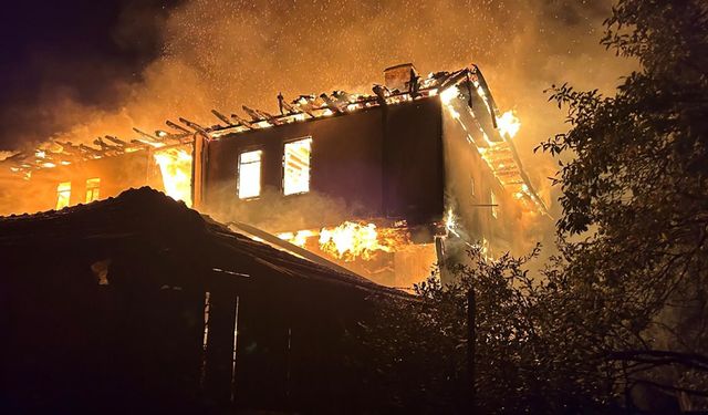 KASTAMONU'DA ÜÇ KATLI AHŞAP EV YANGINDA KÜL OLDU