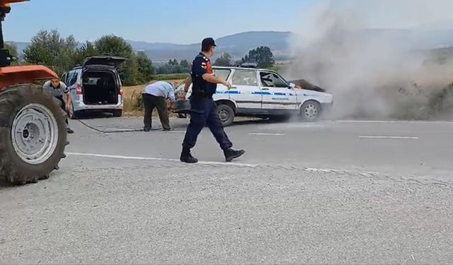 KAZA YAPMAMAK İÇİN MANEVRA YAPAN OTOMOBİL TARLAYA UCTU