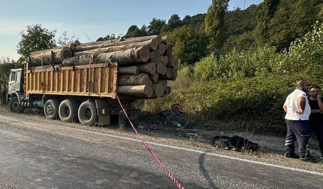 KAMYONUN ALTINDA KALAN MOTOSİKLET SÜRÜCÜSÜ HAYATINI KAYBETTİ