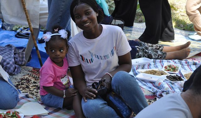 MOZAMBİK'TEN GELDİ KÖY BAYRAMINA HAYRAN KALDI