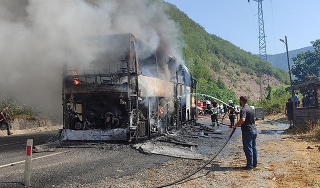 ŞEHİRLER ARASI YOLCU OTOBÜSÜ ALEV ALEV YANDI