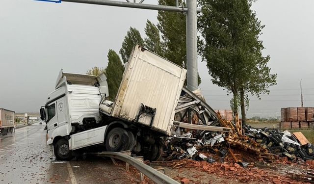 MAKASLAYARAK BARİYERE ÇARPAN TIRIN DORSESİ HURDAYA DÖNDÜ