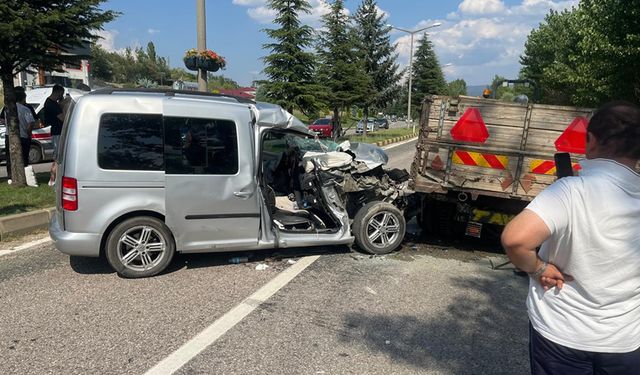 TRAKTÖR RÖMORKUNA ARKADAN ÇARPAN ARAÇ HURDAYA DÖNDÜ