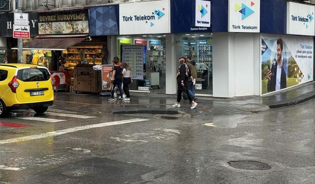 ZONGULDAK'TA VATANDAŞLAR YAĞMURA HAZIRLIKSIZ YAKALANDILAR