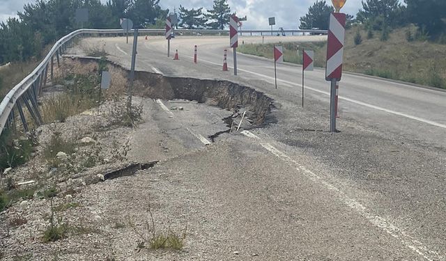 YAĞIŞLARDA ÇÖKEN YOL BİR YILDIR YAPILMAYI BEKLİYOR