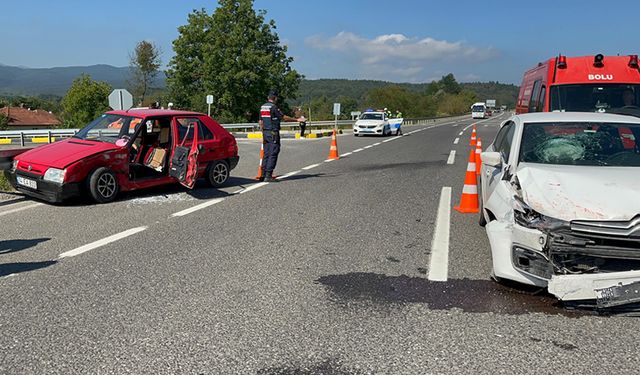 BOLU D-100 KARAYOLUNDA 2 OTOMOBİL ÇARPIŞTI 1 YARALI