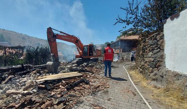 ÇANKIRI ILGAZ'DA ÜÇ EV YANGINDA KULLANILMAZ HALE GELDİ