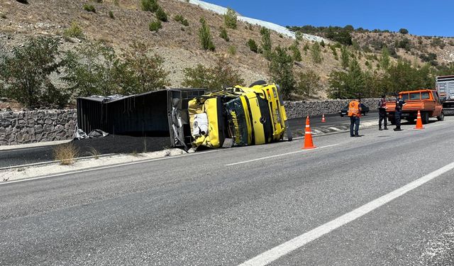 ÇANKIRI'DA KÖMÜR YÜKLÜ TIR DEVRİLDİ