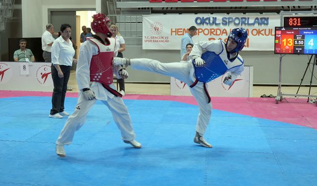 GENÇLER TAEKWONDO ŞAMPİYONASI DEVAM EDİYOR