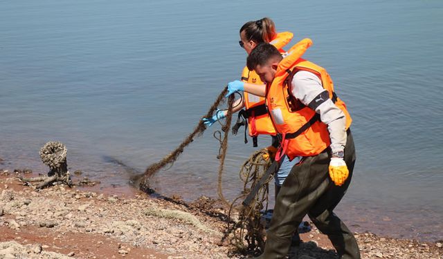 GÖLKÖY BARAJ GÖLÜ'NDEN METRELERCE KAÇAK AĞ ÇIKARILDI