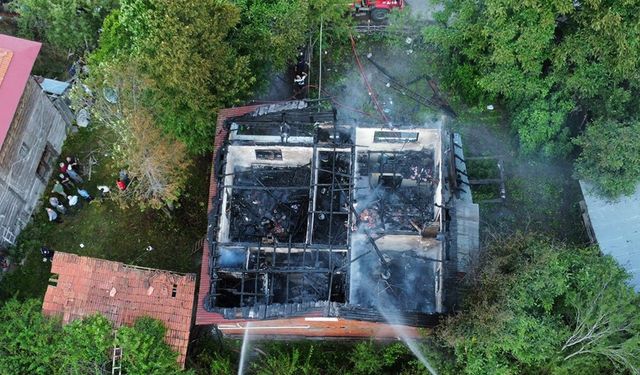 KASTAMONU'DA İKİ KATLI EV ALEV ALEV YANDI