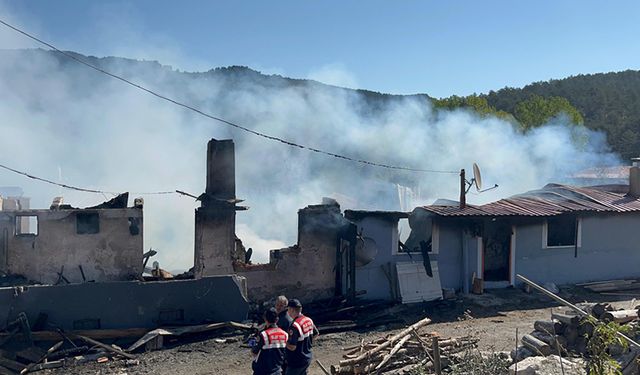 KASTAMONU'DA FACİA YANGINDA 3 EV KÜL OLDU 1 KİŞİ KAYIP