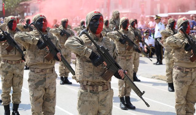 KASTAMONU'DA KOMANDOLAR HAYRAN BIRAKTI