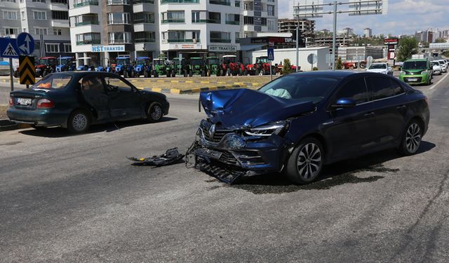 KASTAMONU'DA 2 ARAÇ ÇARPIŞTI 2 KİŞİ YARALANDI