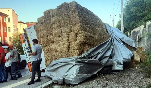 KAVŞAĞA HIZLI GİREN SAMAN YÜKLÜ TIR DEVRİLDİ