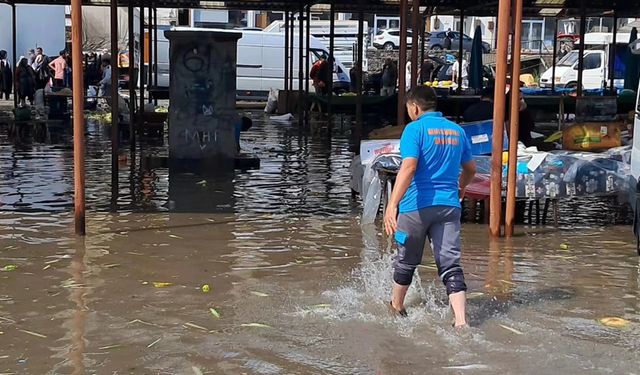 KURŞUNLU'DA SAĞNAK YAĞIŞ SONRASI EV VE İŞ YERLERİNİ SU BASTI