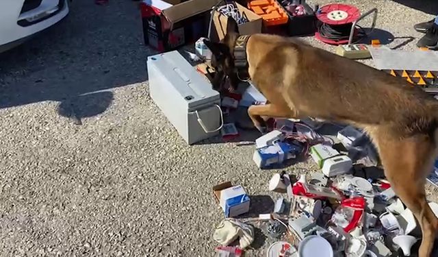 NARKOTİK KÖPEĞİ AKÜDEKİ UYUŞTURUCUYU BULDU