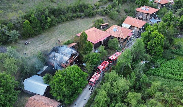 ALEV ALEV YANAN AHŞAP EV KULLANILMAZ HALE GELDİ