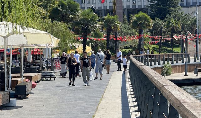 ZONGULDAKLI VATANDAŞLAR GÜZEL HAVANIN TANIDINI SAHİLDE ÇIKARDI