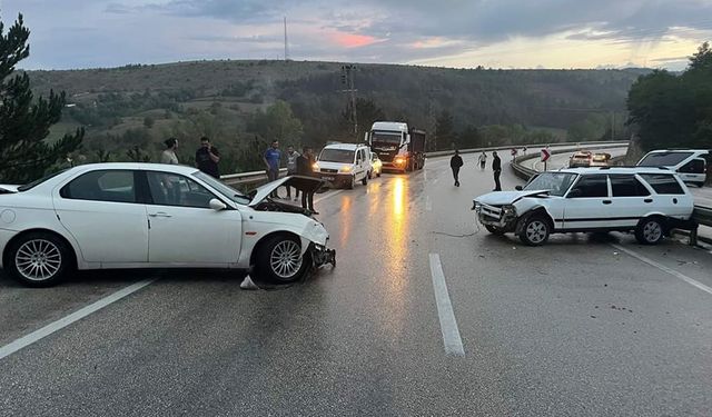 2 OTOMOBİL ÇARPIŞTI BURUNLARI BİLE KANAMADI