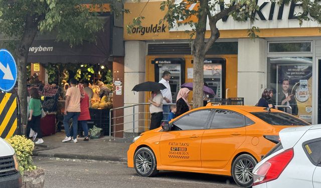 ANİDEN BASTIRAN YAĞMUR ZONGULDAKLILARI HAZIRLIKSIZ YAKALADI