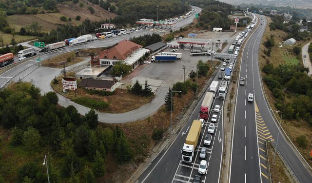 BOLU DAĞ'INDA KİLOMETRELERCE ARAÇ KUYRUĞU OLUŞTU