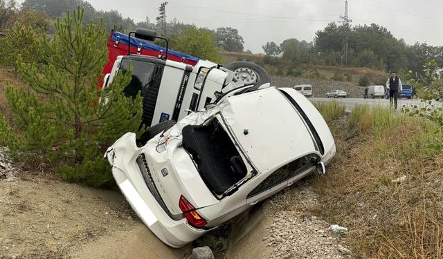 KAZAYI HABER VERMEK İÇİN KENARA ÇEKTİ, ARACINA KAMYON ÇARPTI