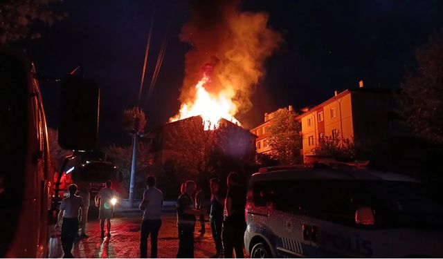 BOLU'DA EVE DÜŞEN YILDIRIM YANGIN ÇIKARDI