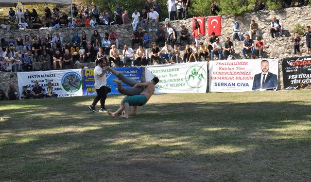 GELENEKSEL ÇETİÖREN MÜZİK VE KARAKUCAK GÜREŞ ŞENLİĞİ YAPILDI