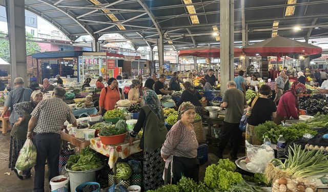 FİYATLARI GÖREN ZONGULDAKLILAR HALK PAZARINA KOŞTU