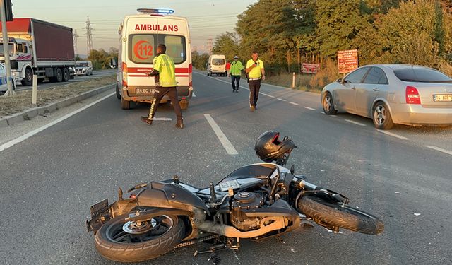 İKİ ARACIN ARASINDAN GEÇMEK İSTEYEN MOTOSİKLET KAZA YAPTI