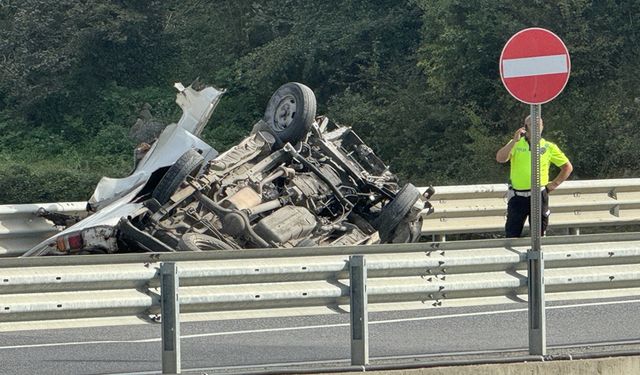 KONTROLDEN ÇIKAN ARAÇ DUVARA ÇARPTI SÜRÜCÜSÜ AĞIR YARALANDI