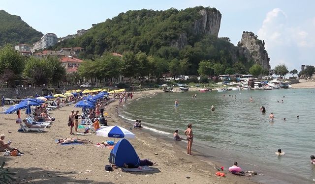 RUS TURİSTLER AMASRA'DA KIZGIN KUMLARDAN SERİN SULARA GİRDİ