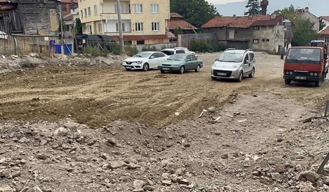 TARİHİ HAMAMIN ÜSTÜNÜ KAPATIP OTOPARK YAPTILAR