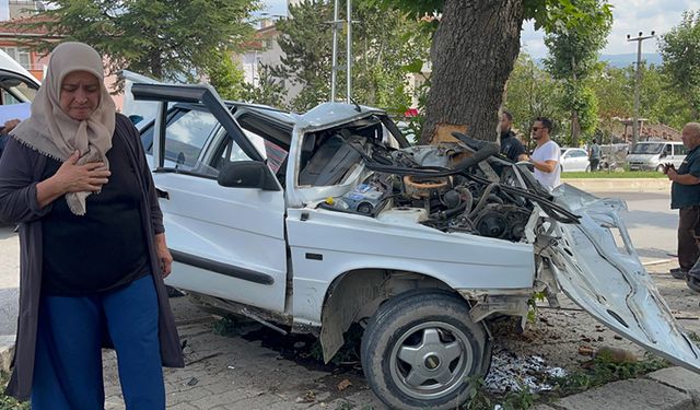 TOSYA'DA OTOMOBİL AĞACA SAPLANDI 2 KİŞİ YARALANDI