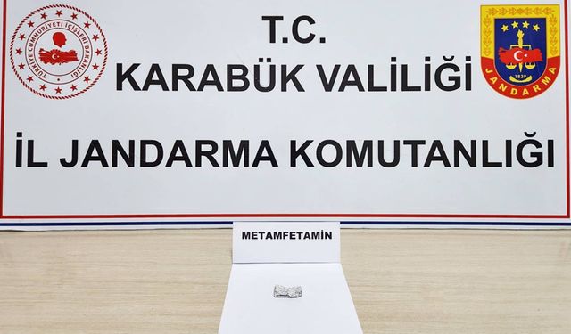 JANDARMA ÜZERİNDE UYUŞTURUCU İLE YAKALADI