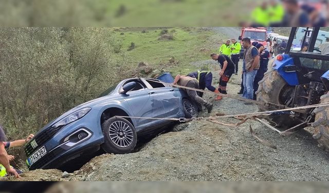 YOL KENARINDA ASILI KALAN ARAÇ TAKİLER ÖLÜMDEN DÖNDÜ