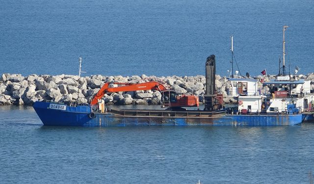 ZONGULDAK LİMANINDA TERESSÜBAT TEMİZLİĞİ DEVAM EDİYOR