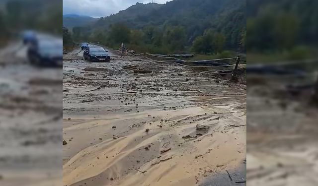 ZONGULDAK'TA AŞIRI YAĞIŞ SONRASI YOLA ÇAMUR AKTI