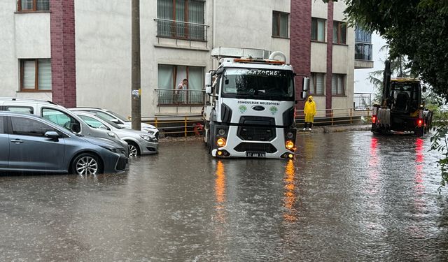 ZONGULDAK'TA YAĞIŞ NEDENİYLE YOL TRAFİĞE KAPATILDI