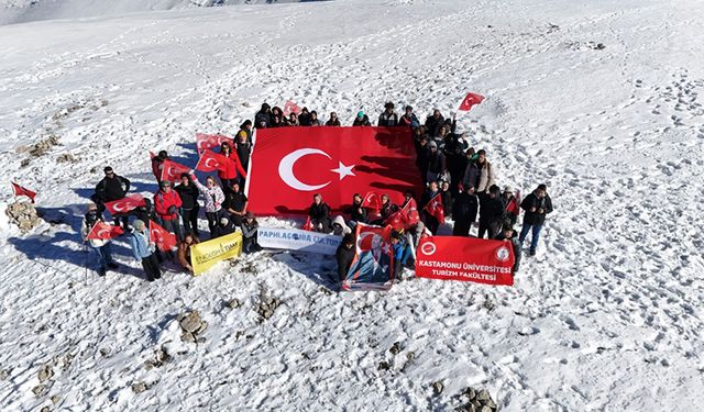 101 ÖĞRENCİ ILGAZ DAĞI'NDA İSTİKLAL MARŞINI OKUDU