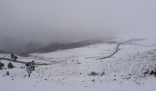 ABANT GÖLÜ'NÜN YÜKSEK KESİMLERİ BEYAZA BÜRÜNDÜ