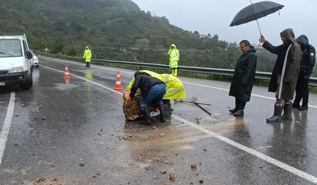 BARTIN-CİDE YOLUNDA AŞIRI YAĞIŞ NEDENİYLE KAYALAR YOLA DÜŞTÜ