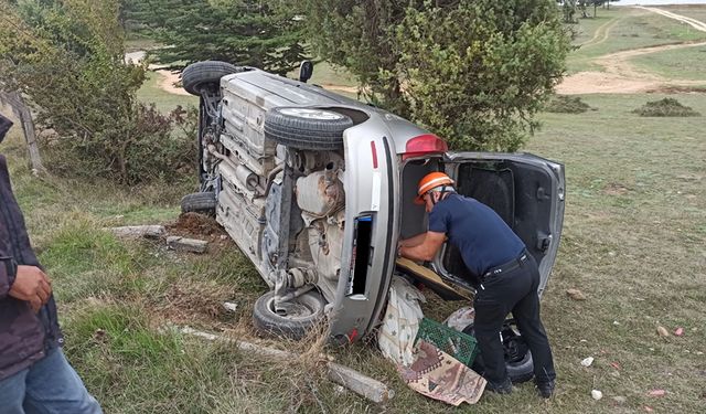 BOLU'DA KONTROLDEN ÇIKAN OTOMOBİL DEVRİLDİ 2 YARALI