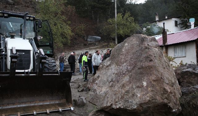 BOLU'DA MAHALLENİN ORTASINA DEV KAYA DÜŞTÜ