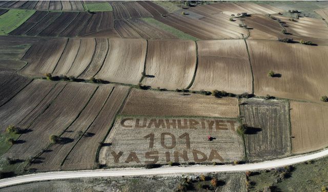 ÇİFTÇİ’DEN MESLEĞİNE YAKIŞIR CUMHURİYET KUTLAMASI