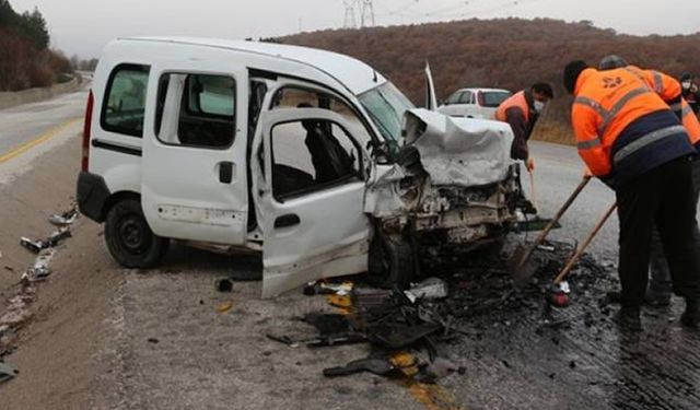 ÇANKIRI KURŞUNLU'DA FECİ KAZA 2 ÖLÜ 4 YARALI