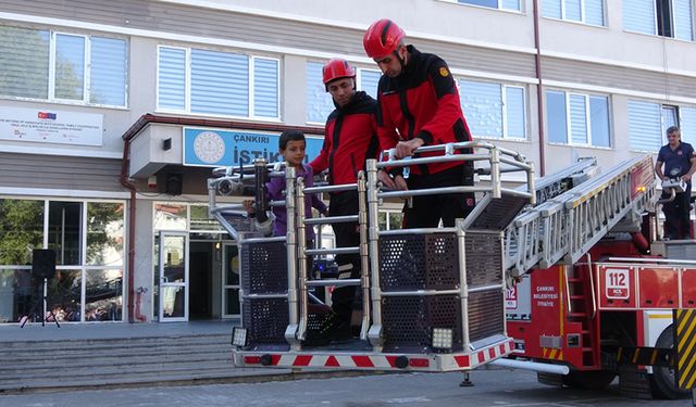 ÇANKIRI'DA İLKOKUL ÖĞRENCİLERİYLE TATBİKAT DÜZENLENDİ