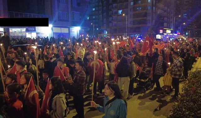 ÇANKIRI'DA VATANDAŞLAR TÜRK BAYRAKLARIYLA YÜRÜDÜ